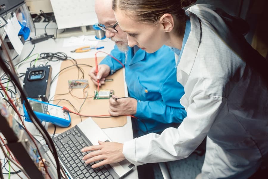 Ausbildung, Qualifikationen und Technologie: Einstellung und Bindung von Mitarbeitern im ungarischen Elektroniksektor